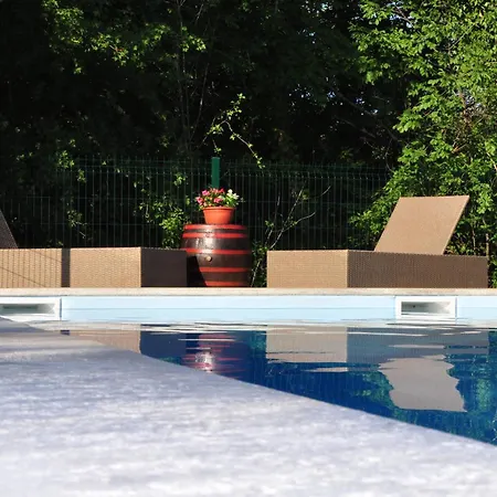 In Mit Grill, Garten Und Gemeinschaftlichem Pool Kotli