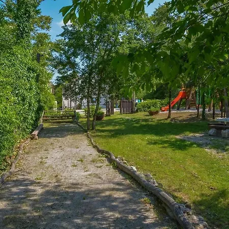 度假居 In Mit Grill, Garten Und Gemeinschaftlichem Pool